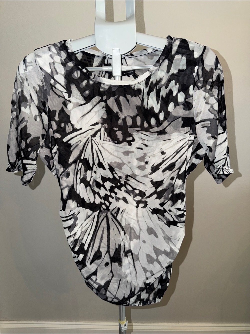 White House Black Market Black and White Abstract Short Sleeve Blouse
